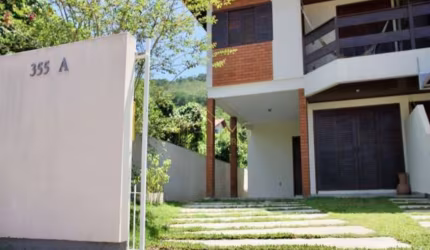 Casa tipo Duplex com 3 dormitórios próxima ao mar na Praia Brava.