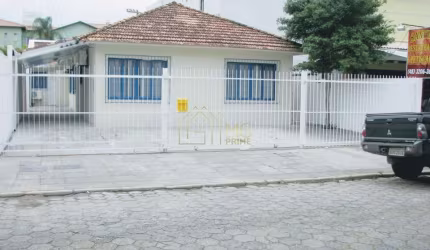Pousada próximo ao mar na Praia de Canasvieiras. O imóvel possui 5 suítes mobiliadas, sala ampla, copa, cozinha,  vaga para 5 carros.
