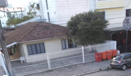 Casa com 5 suítes próxima ao mar na Praia de Canasvieiras. O imóvel possui 5 suítes mobiliadas, sala ampla, copa, cozinha,  vaga para 5 carros.