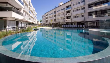 Apartamento duplex  com 6 suítes em condomínio club.