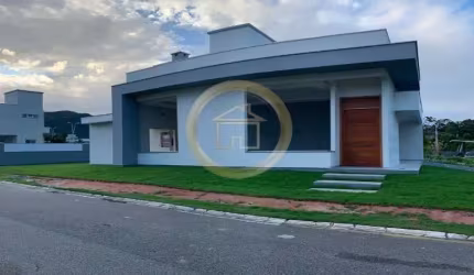 Casa nova com 3 dormitórios em condomínio fechado no Rio Vermelho.