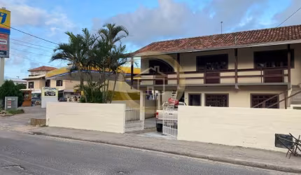 Pousada tipo casa em ponto comercial no Santinho.