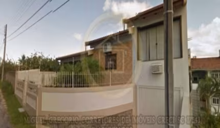 Casa com três  dormitórios  próximo mar .