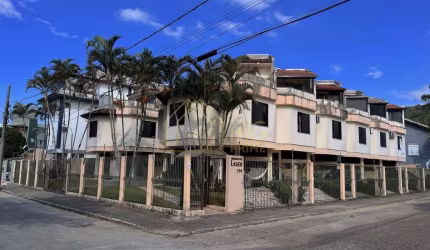 Triplex semi mobiliado a apenas 300 metros do mar em Canasvieiras