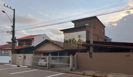 Casa com 07 dormitórios frente ao mar de Cacupé