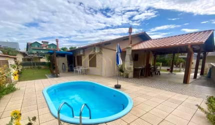 Casa com piscina localizada em condomínio nos Ingleses