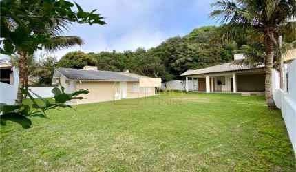 Casa em amplo terreno à venda próxima da Praia dos Ingleses