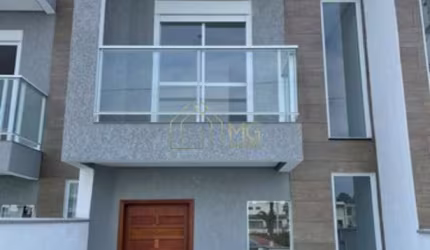 Casa Duplex com área de churrasqueira, duas suítes e vaga de garagem
