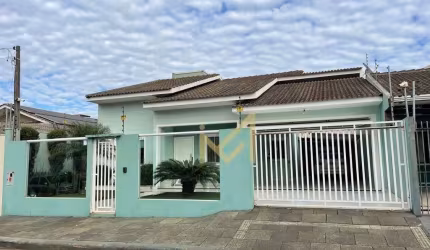 Casa a venda Com Piscina no bairro Pioneiros Catarinenses 1 SUITE e 2 quartos - Area Gurmet completa.