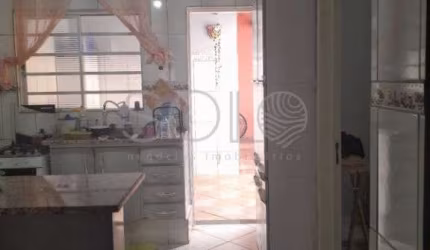 BELA CASA COM SALÃO COMERCIAL.
