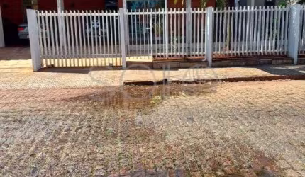 Venha conhecer esta linda casa à venda, onde cada detalhe foi cuidadosamente planejado para oferecer conforto e praticidade. Com todos os móveis planejados na casa inteira, você terá espaços amplos e 