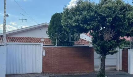 CASA COM 03 SUÍTES E EDÍCULA À 5 MINUTOS DO CENTRO