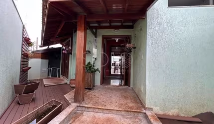 Linda casa com 3 dormitórios e piscina no Cambuy.