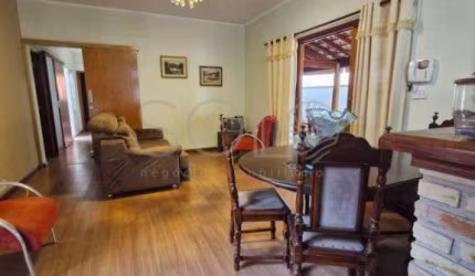 Casa Ampla com 3 Quartos, Suíte e Localização Privilegiada: Ideal para Residência ou Comércio