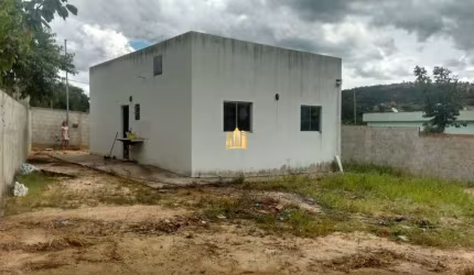 Oportunidade!!! Casa à venda em Esmeraldas-MG, Bairro Nova Esmeraldas: 3 quartos, 1 sala, 1 banheiro, 1 vaga - 80m². Visite já!