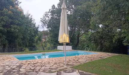 OPORTUNIDADE!!! Sitio comercial à venda em Esmeraldas-MG, bairro Cidade Jardim, com 4 quartos, 1 sala, 2 banheiros e 3 vagas de garagem!