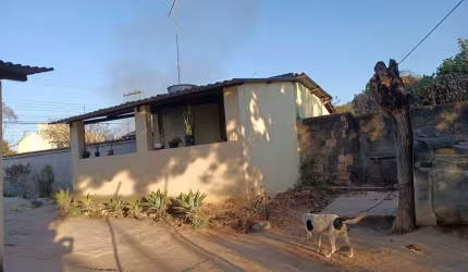 Casa à venda em Esmeraldas-MG, bairro Santa Quitéria: 3 quartos, 2 salas, 2 banheiros, 120m². Confira já!