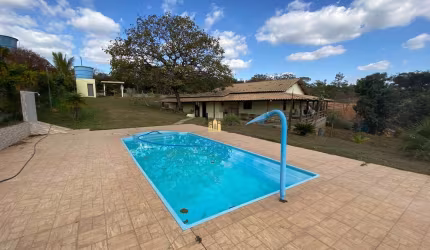 Oportunidade! Sitio à venda em Esmeraldas/MG, no bairro Águas Nascentes. 4 quartos, 1 suíte, 2 salas, 2 banheiros, 2 vagas de garagem, 6.500,00 m² de área. Venha conferir!