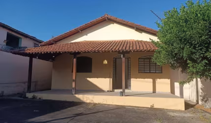 Oportunidade! Casa à venda no Centro de Esmeraldas(MG): 4 quartos, 1 suíte, 2 salas, 1 banheiro, 1 vaga de garagem, 150m². Agende sua visita!