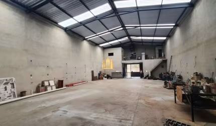 Galpão Comercial à Venda em Esmeraldas-MG, Bairro São Pedro: 6 Salas, 4 Banheiros, 360m² de Área