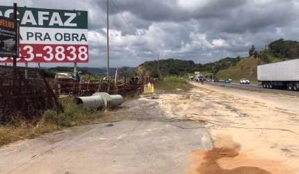Oportunidade única: Terreno de 27.000m² à venda na Florida, Esmeraldas-MG! Margens da BR-040, investimento rentável de 15 mil/mês! Venha conferir!
