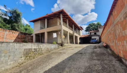 Imperdível! Casa à venda em Esmeraldas-MG, no bairro Fernão Dias, com 4 quartos, 2 suítes, 3 salas, 4 banheiros, 3 vagas de garagem e 360m².