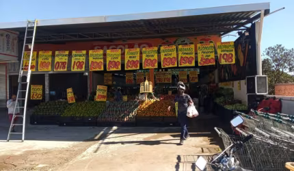 Loja Comercial à Venda em Santa Cecília, Esmeraldas-MG: 2 Salas, 1 Banheiro, 4 Vagas de Garagem, 200m² de Área.