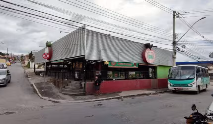 Oportunidade Única! Loja Comercial de 260m² no Centro de Esmeraldas-MG: 2 Salas, 1 Banheiro, 7 Vagas de Garagem. Agende sua visita!