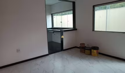 Casa à venda em Esmeraldas-MG, bairro Floresta Encantada: 2 quartos, 1 suíte, 1 sala, 2 banheiros, 1 vaga, 65m².