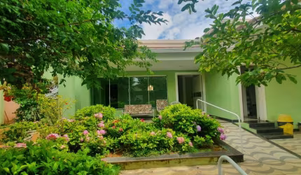 Espetacular Casa de 5 Quartos com 2 Suítes no Centro de Esmeraldas-MG: 200m², 2 Salas, 3 Banheiros e 2 Vagas de Garagem!