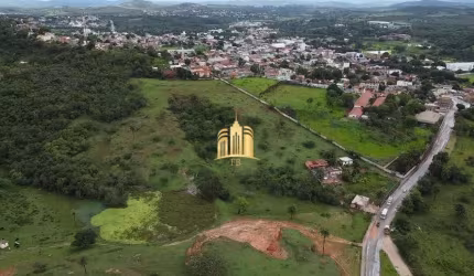 Oportunidade! Terreno comercial de 30.000m² no Centro de Esmeraldas-MG: Acesso fácil, vista exuberante e projeto aprovado.