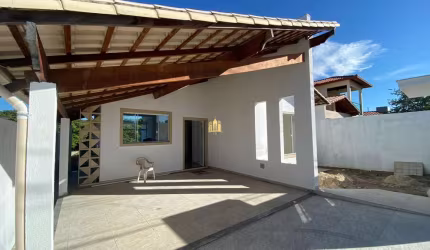 Casa à venda em Esmeraldas-MG: moderna e espaçosa, 3 quartos, 1 suíte, 2 vagas de garagem! Oportunidade única no bairro Bandeirantes!