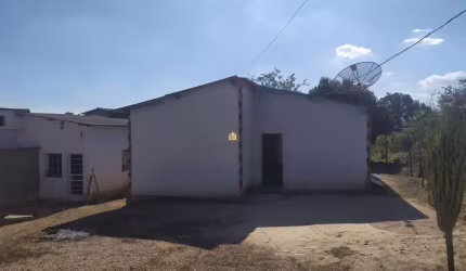Casa à venda em Esmeraldas-MG, Cidade Jardim: 2 quartos, 1 sala, 1 banheiro, 1 vaga de garagem - 60,00m² de área.