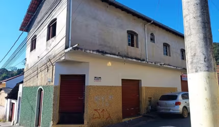 Excelente oportunidade: Loja comercial à venda no Centro de Esmeraldas-MG, com 1 sala, 1 banheiro e 200m² de área!