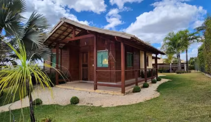 Casa em Condomínio de Luxo em Fortuna de Minas-MG: 2 Quartos, 1 Sala, 2 Banheiros, 6 Vagas de Garagem, 190m² de Área - Imperdível!