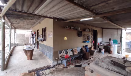 Casa comercial à venda em Esmeraldas-MG, bairro Dumaville: 2 quartos, 1 sala, 1 banheiro, 100,00 m².