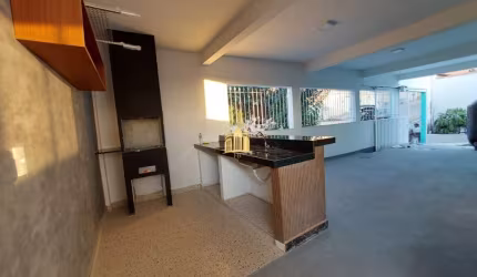 Casa à venda em Esmeraldas-MG, bairro São Pedro: 2 quartos, 3 salas, 2 banheiros, 3 vagas de garagem!