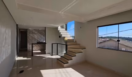 Casa à venda em Esmeraldas-MG, São Pedro: 3 quartos, 2 suítes, 2 salas, 3 banheiros, 3 vagas de garagem, 111m².