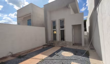 Imperdível: Casa à venda em Esmeraldas-MG, bairro São Pedro, 3 quartos, 1 suíte, 2 vagas de garagem!