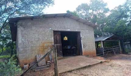 Sítio à venda em Esmeraldas-MG, bairro Andiroba, 2 quartos, 1 sala, 1 banheiro, 4 vagas e 25.000m² de área!