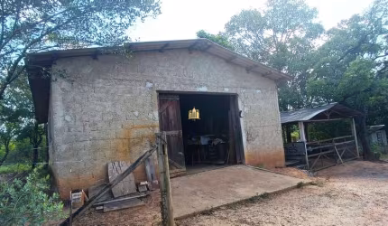 Sítio à venda em Esmeraldas-MG, bairro Andiroba, 2 quartos, 1 sala, 1 banheiro, 4 vagas e 25.000m² de área!