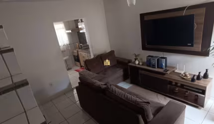 Casa à venda em Esmeraldas-MG, bairro São Pedro, 2 quartos, 1 sala, 1 banheiro, 2 vagas de garagem, 65m². Confira!