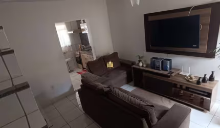 Casa à venda em Esmeraldas-MG, bairro São Pedro, 2 quartos, 1 sala, 1 banheiro, 2 vagas de garagem, 65m². Confira!