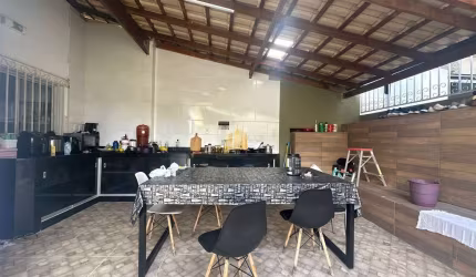 Imperdível oportunidade! Casa à venda em Esmeraldas-MG, bairro Nova Esmeraldas, com 3 quartos, 1 sala, 2 banheiros, 1 vaga de garagem, 180,00 m².