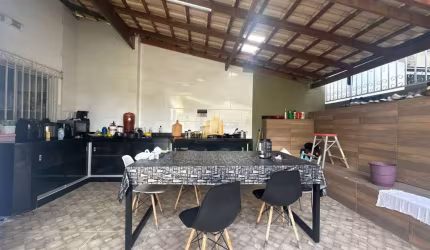 Imperdível oportunidade! Casa à venda em Esmeraldas-MG, bairro Nova Esmeraldas, com 3 quartos, 1 sala, 2 banheiros, 1 vaga de garagem, 180,00 m².