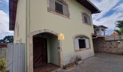 Casa Espaçosa e Bem Localizada no Centro de Esmeraldas: 7 Quartos, 3 Suítes, 3 Salas, 5 Banheiros, 5 Vagas - 430m² - R$850 mil