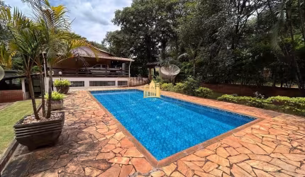 Sítio à Venda no Cidade Jardim: 4 Quartos, Piscina e Pomar!