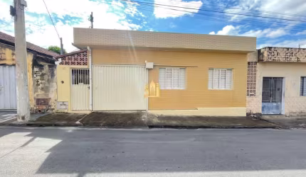 Casa à Venda no Centro: 4 Quartos (1 Suíte), Garagem e Área Externa!