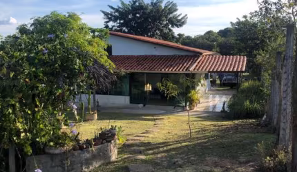 Sítio à venda em Tropeiros, Esmeraldas-MG: seu refúgio encantador de 3 quartos e 1500m²! Venha conhecer!