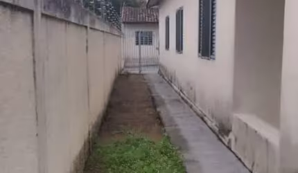VENDO CASA 4 DORMITÓRIOS, GARAGEM COM 04 VAGAS SENDO 2 COBERTAS, AREA DE SERVIÇO, COZINHA, SALA, EDICULA